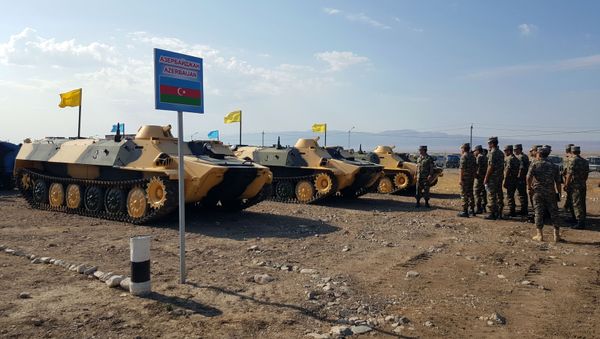 Азербайджанские артиллеристы, участвующие в конкурсе Мастера артиллерийского огня, осмотрели вооружение и военную технику - Sputnik Азербайджан