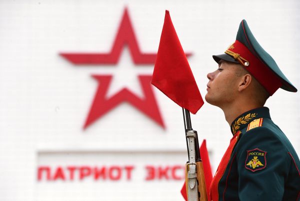 Военнослужащий на церемонии открытия Армейских международных игр АрМИ-2019 в военно-патриотическом парке культуры и отдыха Вооруженных сил РФ Патриот в Московской области - Sputnik Азербайджан