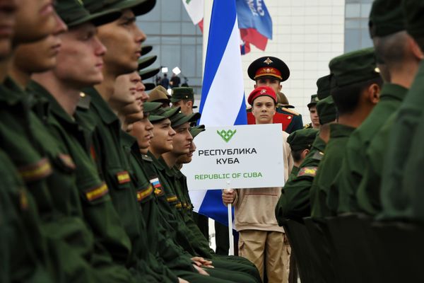 Юнармеец держит табличку со страной-участницей Кубой в международном конкурсе Танковый биатлон на торжественном открытии V Армейских международных игр-2019  в парке Патриот - Sputnik Азербайджан