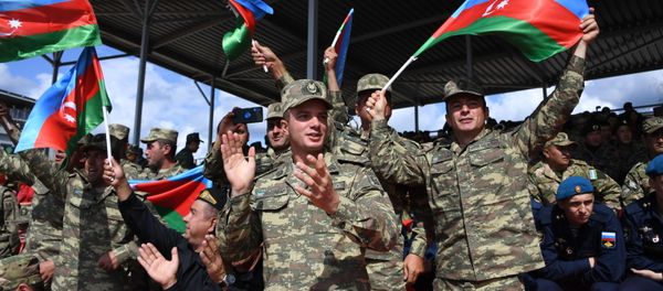 Военнослужащие команды армии Азербайджана во время соревнований Танкового биатлона на V Армейских международных играх-2019 в парке Патриот. - Sputnik Азербайджан