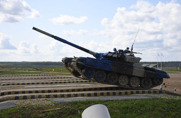 Танк Т-72Б3 команды армии Азербайджана преодолевает преграду на соревнованиях Танкового биатлона V Армейских международных игр-2019 в парке Патриот - Sputnik Азербайджан