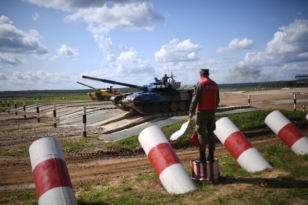 Танки Т-72Б3 команды армии Азербайджана (на первом плане) и Type 99 (ZTZ-99) команды армии Китая преодолевают преграду на дистанции соревнований Танкового биатлона V Армейских международных игр-2019 в парке Патриот - Sputnik Азербайджан