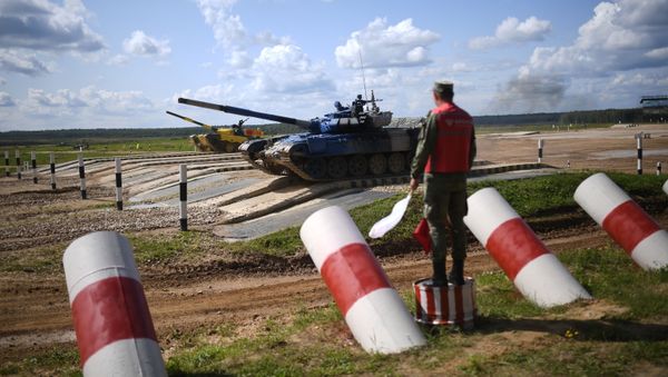 Танки Т-72Б3 команды армии Азербайджана (на первом плане) и Type 99 (ZTZ-99) команды армии Китая преодолевают преграду на дистанции соревнований Танкового биатлона V Армейских международных игр-2019 в парке Патриот - Sputnik Азербайджан