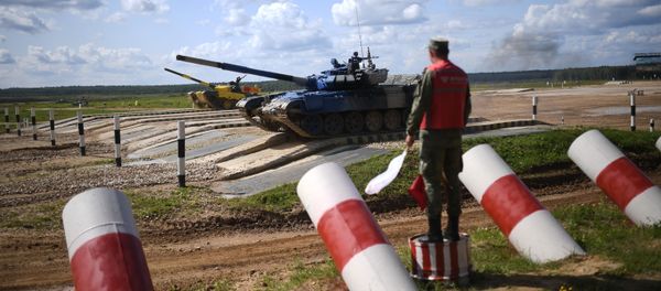 Танки Т-72Б3 команды армии Азербайджана (на первом плане) и Type 99 (ZTZ-99) команды армии Китая преодолевают преграду на дистанции соревнований Танкового биатлона V Армейских международных игр-2019 в парке Патриот - Sputnik Азербайджан