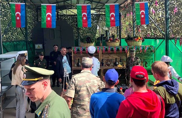 Участников АрМИ-2019 угостили блюдами азербайджанской кухни - фото Участников АрМИ-2019 угостили блюдами азербайджанской кухни - фото - Sputnik Азербайджан