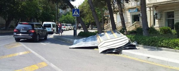 Сильный ветер в Баку снес крышу жилого здания - Sputnik Азербайджан