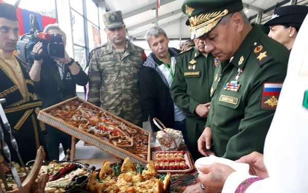 Министры обороны Азербайджана и России Закир Гасанов и Сергей Шойгу, а также другие гости посетили азербайджанский павильон в Доме дружбы на полигоне Алабино - Sputnik Азербайджан