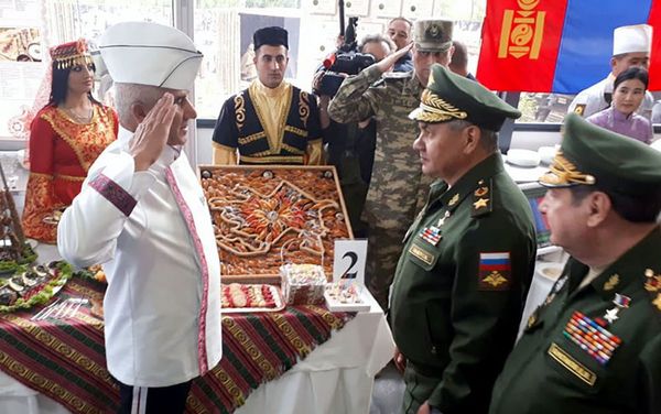 Министры обороны Азербайджана и России Закир Гасанов и Сергей Шойгу, а также другие гости посетили азербайджанский павильон в Доме дружбы на полигоне Алабино - Sputnik Азербайджан