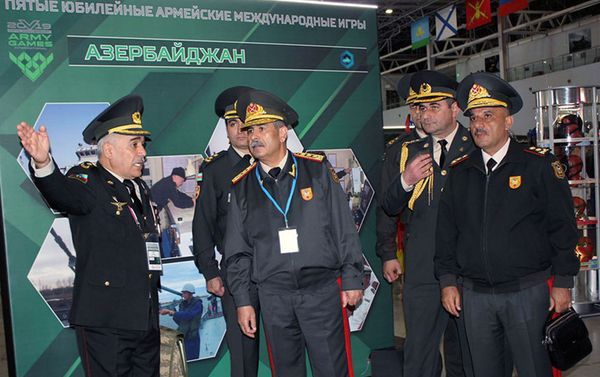 Министры обороны Азербайджана и России Закир Гасанов и Сергей Шойгу, а также другие гости посетили азербайджанский павильон в Доме дружбы на полигоне Алабино - Sputnik Азербайджан