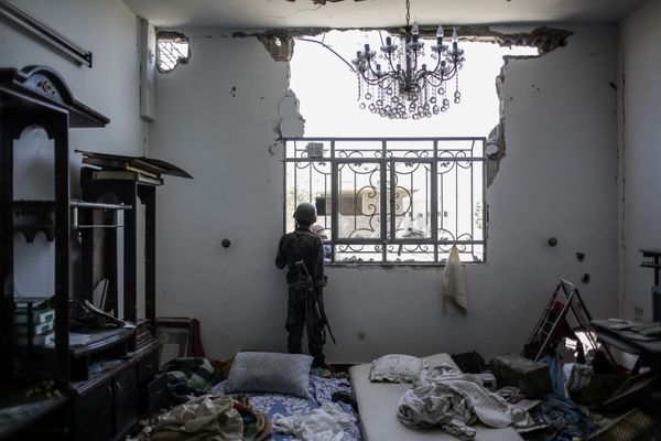 Военнослужащий сирийской правительственной армии в одном из захваченных домов - Sputnik Азербайджан