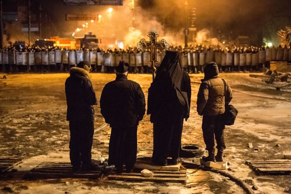 Священнослужители стоят между милицией и оппозицией на нейтральной территории - Sputnik Азербайджан