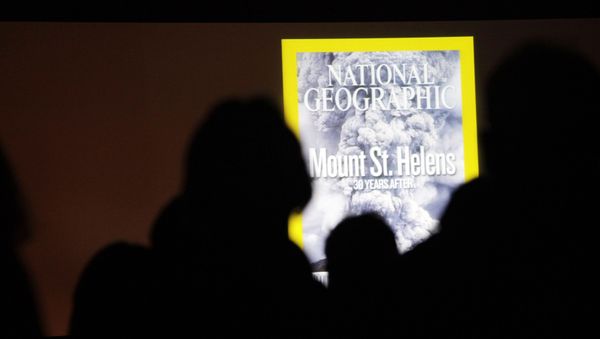  Посетители рассматривают проецированную копию обложки журнала National Geographic в обсерватории Джонстон-Ридж, фото из архива - Sputnik Азербайджан