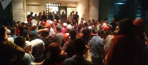 Ситуация возле штурма дома Алмазбека Атамбаева Ситуация возле штурма дома Алмазбека Атамбаева - Sputnik Азербайджан