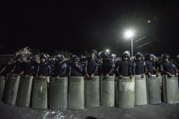 Сотрудники полиции в селе Кой-Таш, где прошла спецоперация по задержанию экс-президента Киргизии Алмазбека Атамбаева в его резиденции - Sputnik Азербайджан