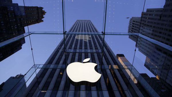 Логотип компании Apple на входе в магазин компании, расположенном на Пятом авеню в Нью-Йорке - Sputnik Азербайджан