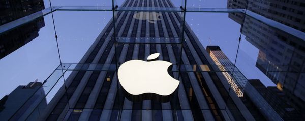 Логотип компании Apple на входе в магазин компании, расположенном на Пятом авеню в Нью-Йорке - Sputnik Азербайджан