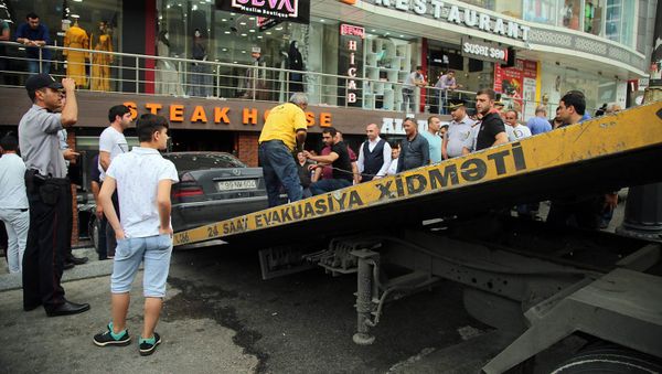 В Баку автомобиль врезался в ресторан - Sputnik Азербайджан