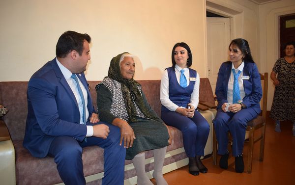 Сотрудники Бардинского регионального отделения службы ASAN xidmət во главе с руководителем отделения Ашрафом Алиевым вручили Туйгун Мустафаевой новое удостоверение личности - Sputnik Азербайджан
