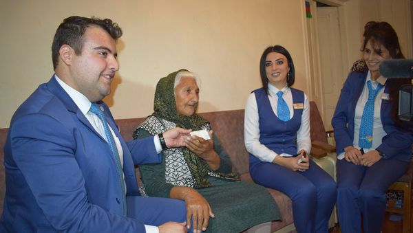 Tuyğun Mustafayevaya yaşadığı ünvanda Bərdə Regional ASAN xidmət mərkəzinin rəhbəri Əşrəf Əliyev və digər əməkdaşların iştirakı ilə şəxsiyyət vəsiqəsi təqdim edilib - Sputnik Азербайджан