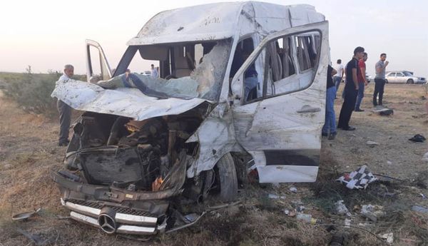 В жуткой аварии в Гаджигабуле ранены 19 человек В жуткой аварии в Гаджигабуле ранены 19 человек - Sputnik Азербайджан