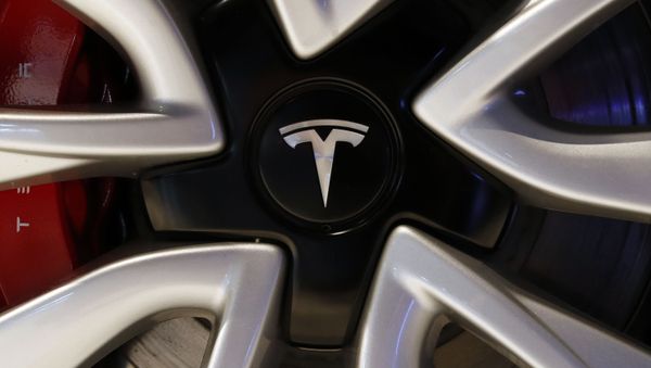 Логотип автомобиля Tesla, фото из архива - Sputnik Азербайджан