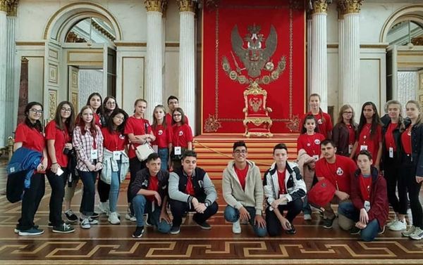 Азербайджанские школьники приняли участие в культурно-образовательной поездке в Санкт-Петербург - Sputnik Азербайджан