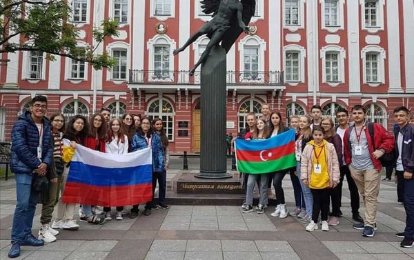 Азербайджанские школьники приняли участие в культурно-образовательной поездке в Санкт-Петербург - Sputnik Азербайджан