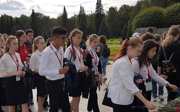 Азербайджанские школьники приняли участие в культурно-образовательной поездке в Санкт-Петербург - Sputnik Азербайджан