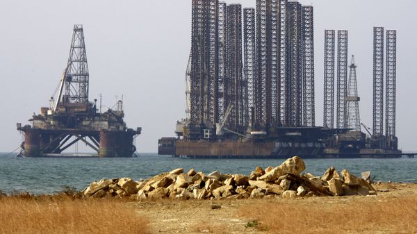 Нефтяные платформы в Каспийском море. АБшеронский полуостров, фото из архива - Sputnik Азербайджан