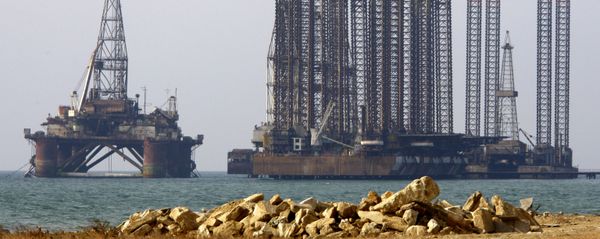 Нефтяные платформы в Каспийском море. АБшеронский полуостров, фото из архива - Sputnik Азербайджан