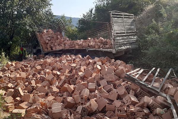 В Исмаиллы груженный кирпичами грузовик съехал с дороги: сын погиб, отец ранен - Sputnik Азербайджан