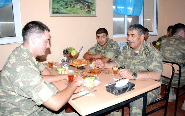Министр обороны Азербайджана посетил передовые подразделения Министр обороны Азербайджана посетил передовые подразделения - Sputnik Азербайджан