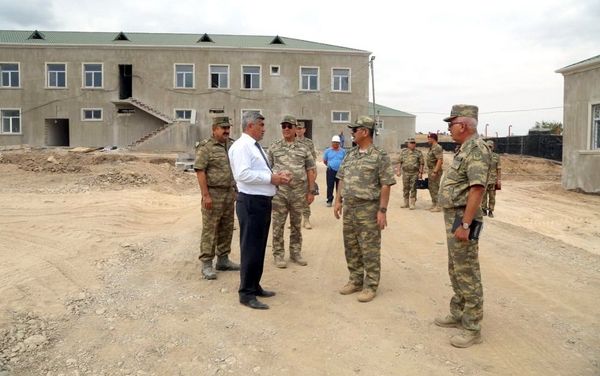 Министр обороны Азербайджана Закир Гасанов посетил ряд строящихся военных объектов в прифронтовой зоне - Sputnik Азербайджан