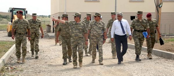 Министр обороны Азербайджана Закир Гасанов посетил ряд строящихся военных объектов в прифронтовой зоне - Sputnik Азербайджан