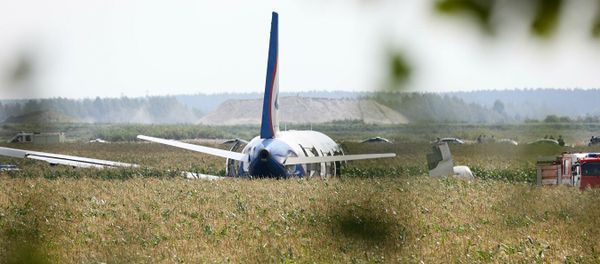 Самолет Airbus А-321 авиакомпании Уральские авиалинии после аварийной посадки в Жуковском - Sputnik Азербайджан