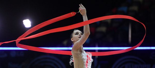 Дина Аверина (Россия) выполняет упражнения с лентой в финале чемпионата Европы по художественной гимнастике в Баку - Sputnik Азербайджан