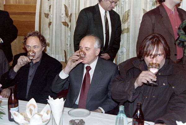 Михаил Горбачев с французскими актерами Пьером Ришаром и Жераром Депардье - Sputnik Азербайджан