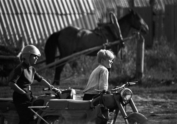 Мальчики на мотоцикле в селе Тойкино Большесосновского района. 1973 - Sputnik Азербайджан