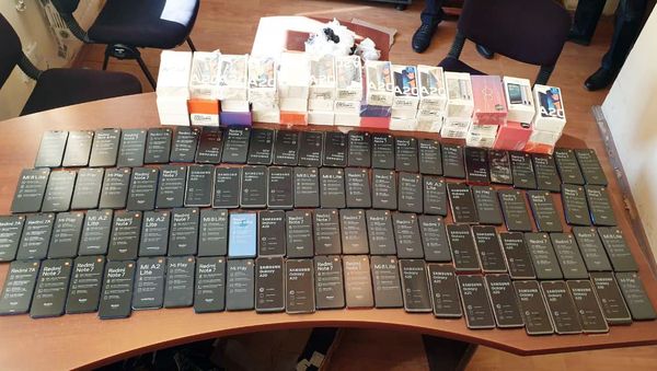 Пресечена попытка контрабандного ввоза мобильных телефонов - Sputnik Азербайджан