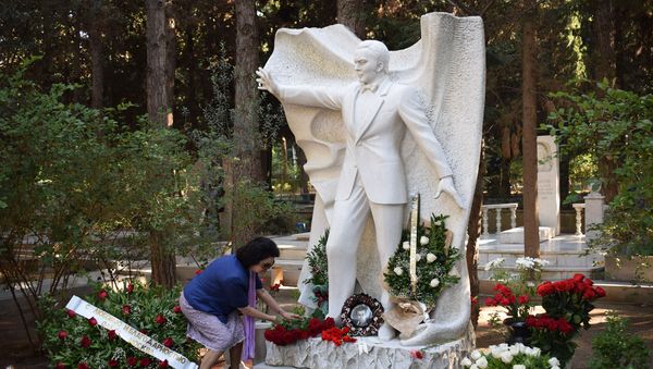 На Аллее почетного захоронения в Баку почтили память великого певца Муслима Магомаева - Sputnik Азербайджан