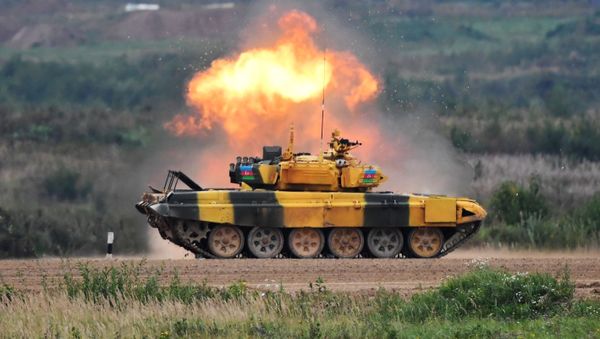 Танк Т-72Б3 команды армии Азербайджана на дистанции финальной эстафеты первого дивизиона конкурса Танковый биатлон V Армейских международных игр-2019 в парке Патриот - Sputnik Азербайджан