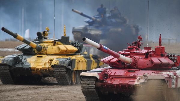 Танки Т-72Б3 команд армий России (справа), Азербайджана и Казахстана на дистанции финальной эстафеты первого дивизиона конкурса Танковый биатлон V Армейских международных игр-2019 в парке Патриот - Sputnik Азербайджан