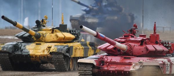 Танки Т-72Б3 команд армий России (справа), Азербайджана и Казахстана на дистанции финальной эстафеты первого дивизиона конкурса Танковый биатлон V Армейских международных игр-2019 в парке Патриот - Sputnik Азербайджан