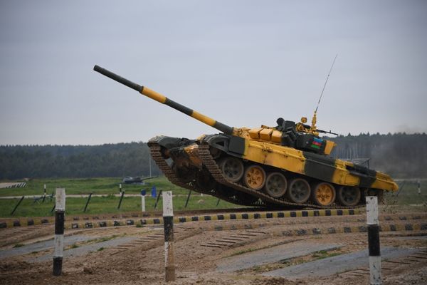 Танк Т-72Б3 команды армии Азербайджана на дистанции финальной эстафеты первого дивизиона конкурса Танковый биатлон V Армейских международных игр-2019 в парке Патриот - Sputnik Азербайджан