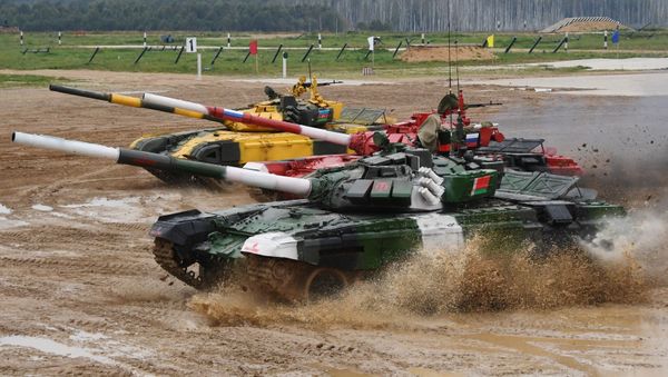 Танки Т-72Б3 команд армий Азербайджана, России и Белоруссии на дистанции финальной эстафеты первого дивизиона конкурса Танковый биатлон V Армейских международных игр-2019 в парке Патриот - Sputnik Азербайджан