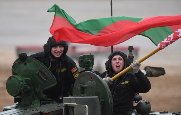 Битва под Москвой: стальные монстры померились силами на полигоне в Алабино - фото - Sputnik Азербайджан