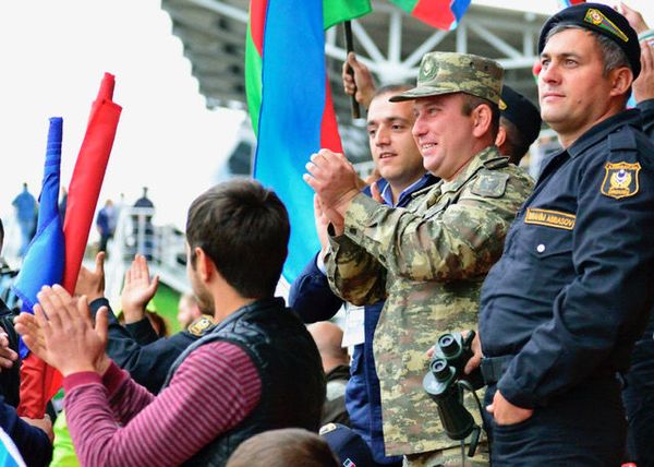Азербайджанские болельщики на трибуне полигона Алабино - Sputnik Азербайджан