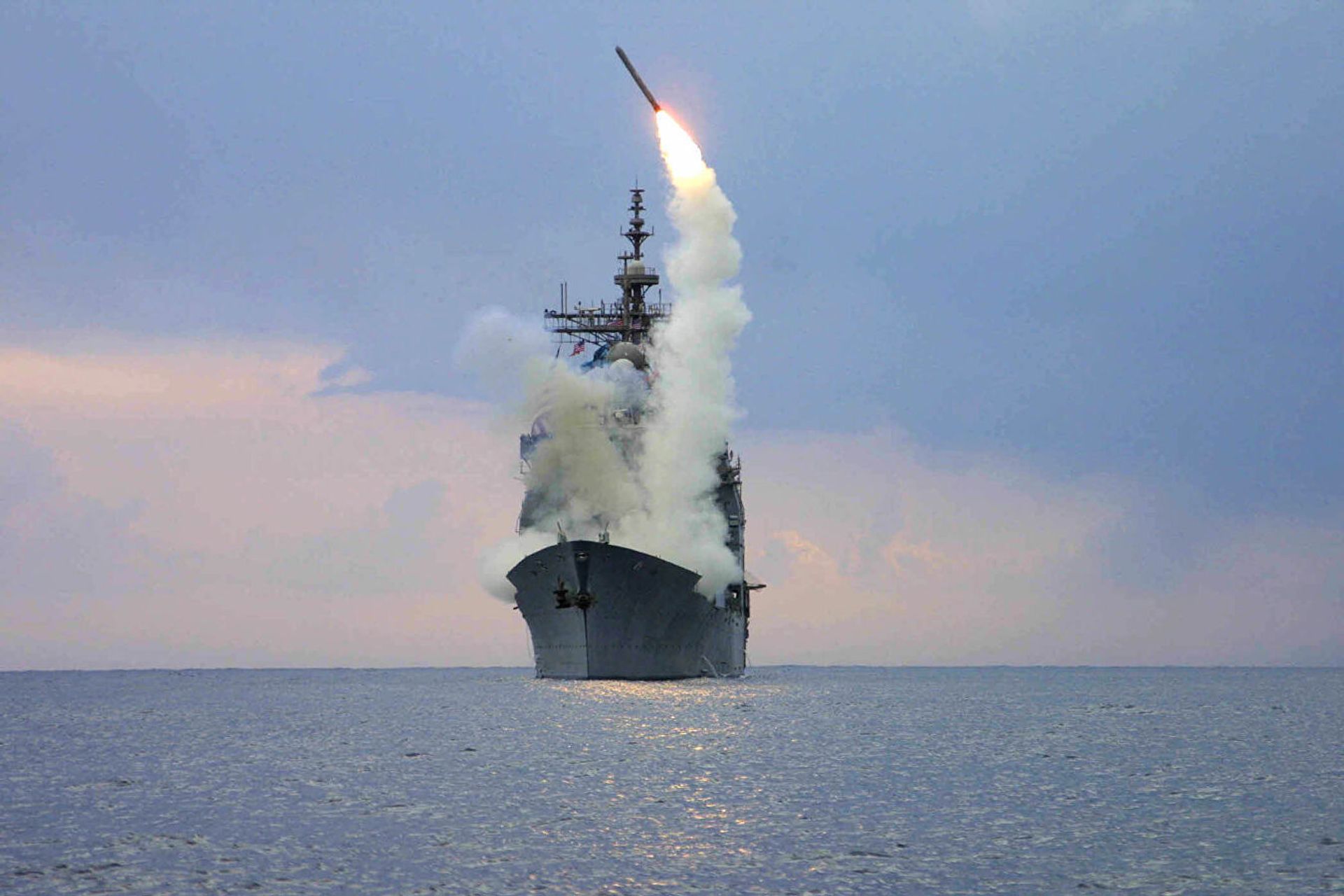 Запуск крылатой ракеты Томагавк с американского военного корабля USS Cape St. George - Sputnik Азербайджан, 1920, 12.12.2023
