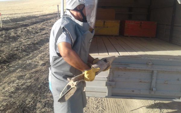 На территории Физулинского района в селе Алханлы был обнаружен неразорвавшийся 100-миллиметровый пушечный снаряд 3BK-5M - Sputnik Азербайджан