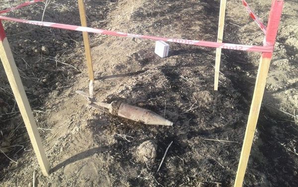 На территории Физулинского района в селе Алханлы был обнаружен неразорвавшийся 100-миллиметровый пушечный снаряд 3BK-5M - Sputnik Азербайджан